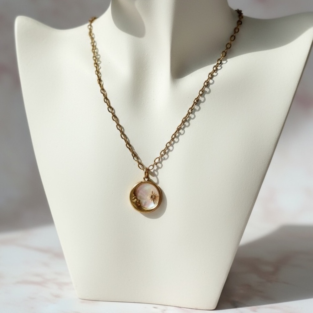 18k Gold Plated 3D Crescent Moon Pendant Necklace. New. - Picture 2 of 15